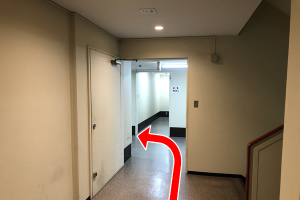 【11】エレベーターを降りたら階段の先を左に曲がります。